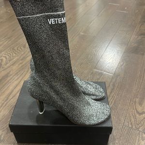 VETEMENTS LOGO KNIT ANKLE BOOTS